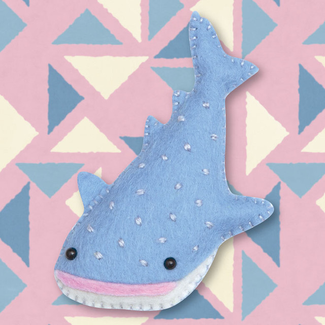 型抜き済フェルトで作るジンベエザメのマスコット手作りキット ストラップ ぬいぐるみ 自由研究 変わった生き物 鮫 サメ 幸せデリバリー リングピローなどの結婚式アイテム 手芸用品の通販