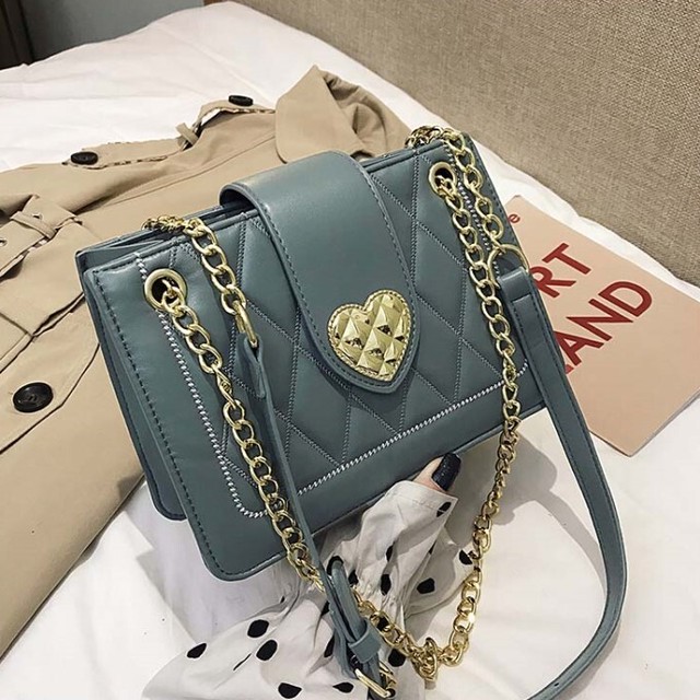 ハート型バックルチェーン付ショルダーバッグ ガーリー カジュアル 可愛い お洒落 お出かけ デート ４カラー バッグトゥーザフューチャー