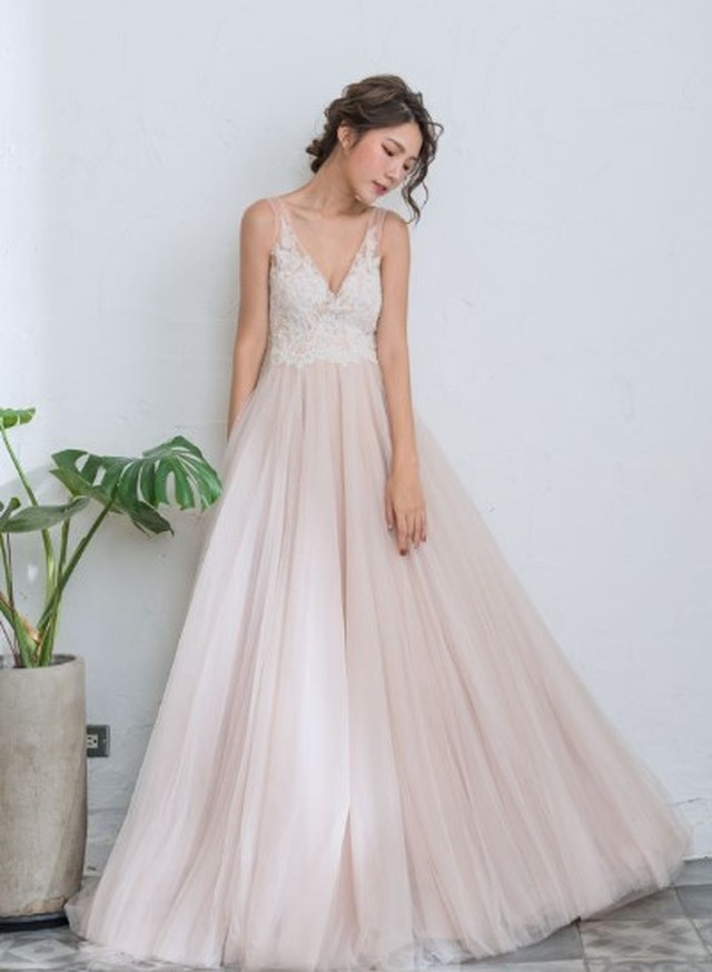 上品 ウエディングドレス 薄ピンク ソフトチュール 深vネック 可愛い セクシー 細見えシルエット Cinderelladress
