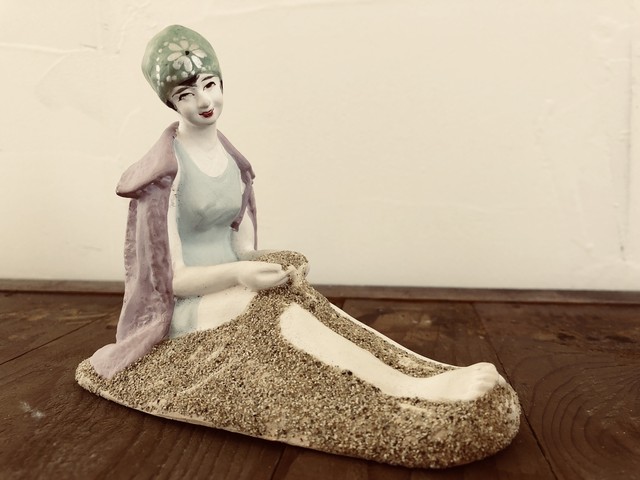 砂浜に座るモダンガール レトロ雑貨 來乎舎 モダン