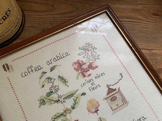 Vert様お取り置き 額に入ったかわいい刺繍のクロスステッチ フレンチアンティーク Apres Demain Brocante