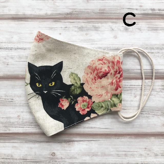 通気性が良くすぐ乾く 黒猫マスク 耳元まで覆う安心横長タイプ 牡丹と黒猫柄 ベージュコットン 黒猫屋ニコル