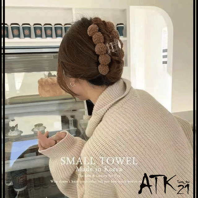 毛糸 ワンカラー ボンボン バンスクリップ 秋冬アイテム 大人可愛い 大きめ ヘアクリップ シンプル 大人 レディース 髪留め トレンド 簡単ヘアアクセサリー Hbl16 Atk21