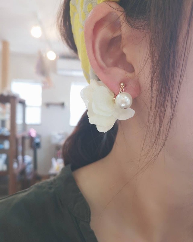 8種類のノンホール樹脂 お花とコットンパールの揺れるイヤリング 通常のピアスやイヤリング 他も有ります Hanakanmuri はなかんむり 可愛いピアスやイヤリングが中心の Ecru エクリュ のアトリエ作品のお店