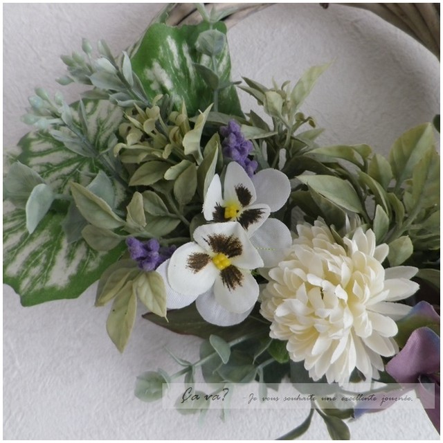 白いパンジーと優しいグリーンのリース Ca Va