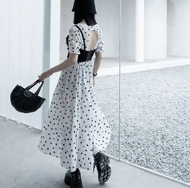 レディース ワンピース 春 夏 半袖 バックコンシャスティアードワンピース バックレス フェミニン ガーリー 大人ガーリー 大人カジュアル カジュアル 春夏 モード女子 モード系女子 モード スタイリッシュ モダン クール ブラック ホワイト S Lサイズ Uki Uki