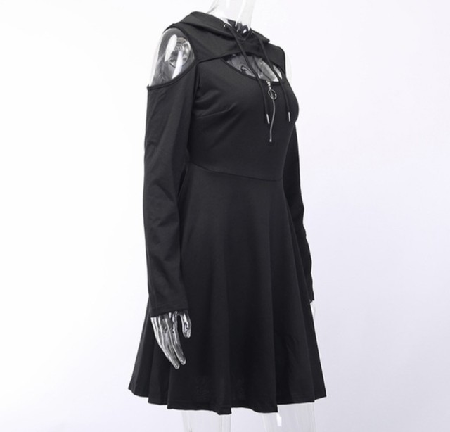 生産終了在庫限り 再々入荷 闇堕ちエロカワゴシック オープンショルダー フロントカットアウト 胸開き のフード付きワンピース ブラック フレア パーカーワンピ 長袖 ブラック 黒 ライブ イチゴちゃんショップ