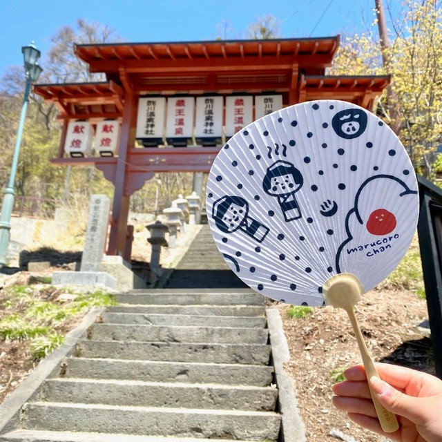 湯けむりマルコロうちわ 温泉こけし だるま ホワイト Marucorochan 東北 山形 蔵王 こけし おしゃれ かわいい 団扇 扇子 白 国産 日本製 Zao Onsen 湯旅屋 高湯堂 ハンドクラフトオンラインショップ