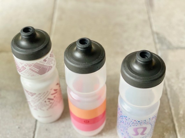 Lululemon ルルレモン ウォーターボトル 769ml ボトル スクイーズタイプ プラスチックボトル マグボトル マイボトル 水筒 直飲み おしゃれ シンプル 運動 サイクリング ヨガ ピラティス ジム トレーニング アウトドア レジャー キャンプ 海 Bpaフリー ギフト プレゼント