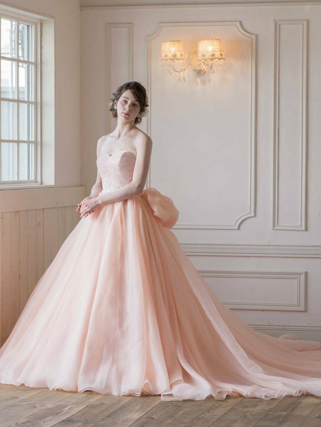 大人の愛らしいアプリコット ピンク カラードレス 取り外し可能のバックリボン ウエディングドレス Am Bridal