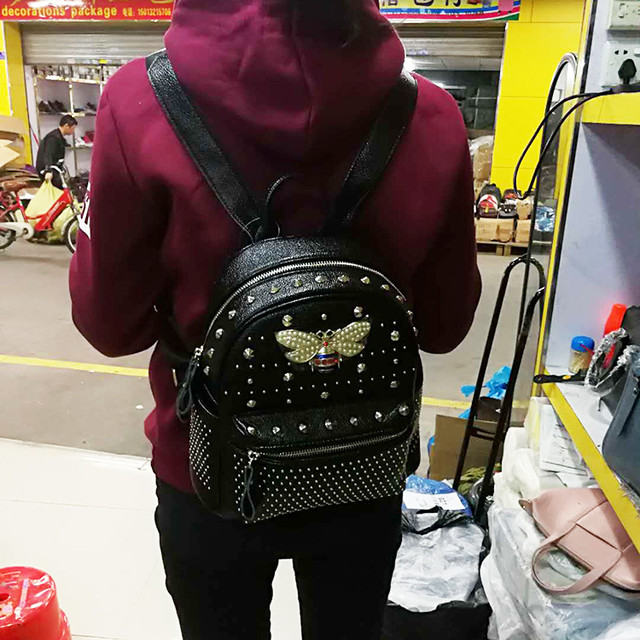 リュックサック ミツバチ ビー スタッズ ブラック カジュアル お出かけ 可愛い オルチャン 韓国 オルチャンファッション 韓国ファッション P508 Koreanplus 韓国ファッション コリアンファッション オルチャンファッション