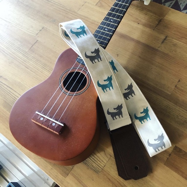 ウルフ舎のギター ウクレレストラップ ブルー グレー 布とゆかいな仲間たち ウルフ舎