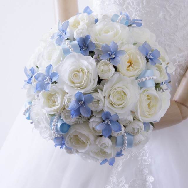 白バラと水色デルフィニウムのラウンドブーケ ブートニアセット パールリボン 造花 ウェディングブーケ はなまもり