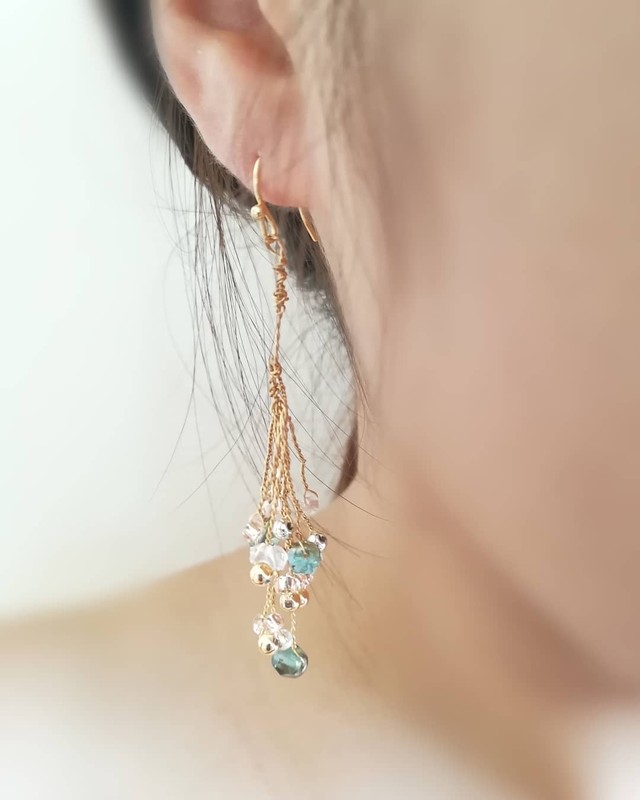 綺麗なブルーのユラユラピアス Handemadehacchun