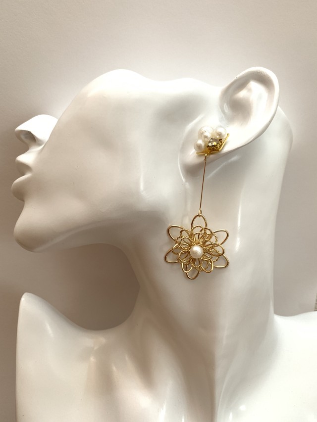 さり気ないキラキラお洒落 ビジュー フラワー イヤリング ピアス Mirukupop