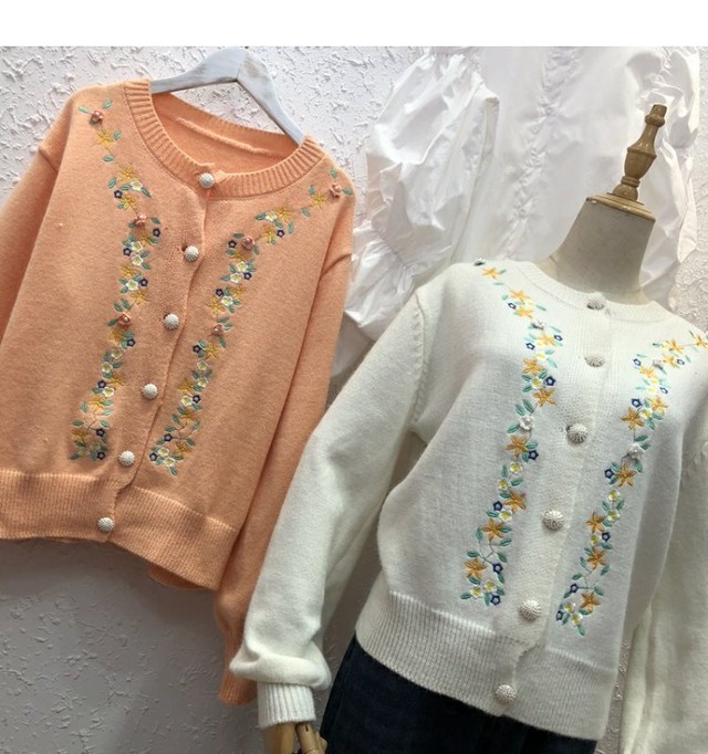 新品 パールボタン刺繍花柄ニットカーディガンセーター ロング スウィート 真珠 フラワーデザイン 韓国 オルチャン K Pop アイドル ジャケット スーツ ワンピース カーディガン ニット フーディー トレーナー キャミソール スカート シャツ ブラウス 5b K