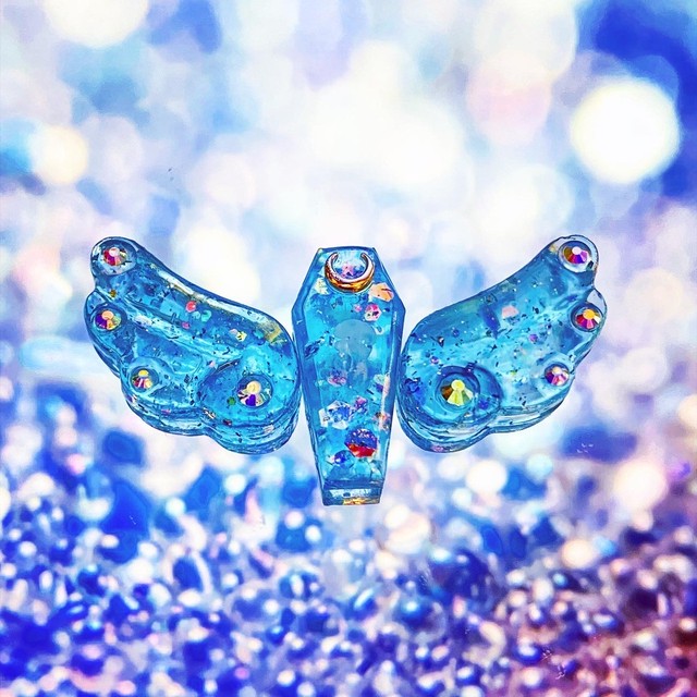 ２点限定 ʚクラゲの海の魔法ピンɞ 海月 ゆめかわいい 水色 海 キラキラ オーロラ 月 レジン 羽 棺 Nemnem 個性 原宿系 ヘアピン 透明 Nemnem