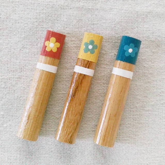 栗の木の箸置き 花びら白ライン柄 Yuuyuubasi