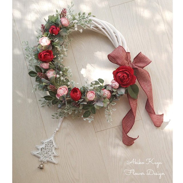 白いベースの赤とグリーンのクリスマスリース Akf