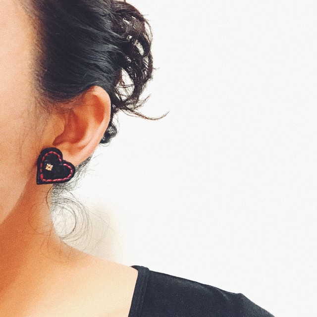 クロコダイルレザーピアス Black Line Yuleather