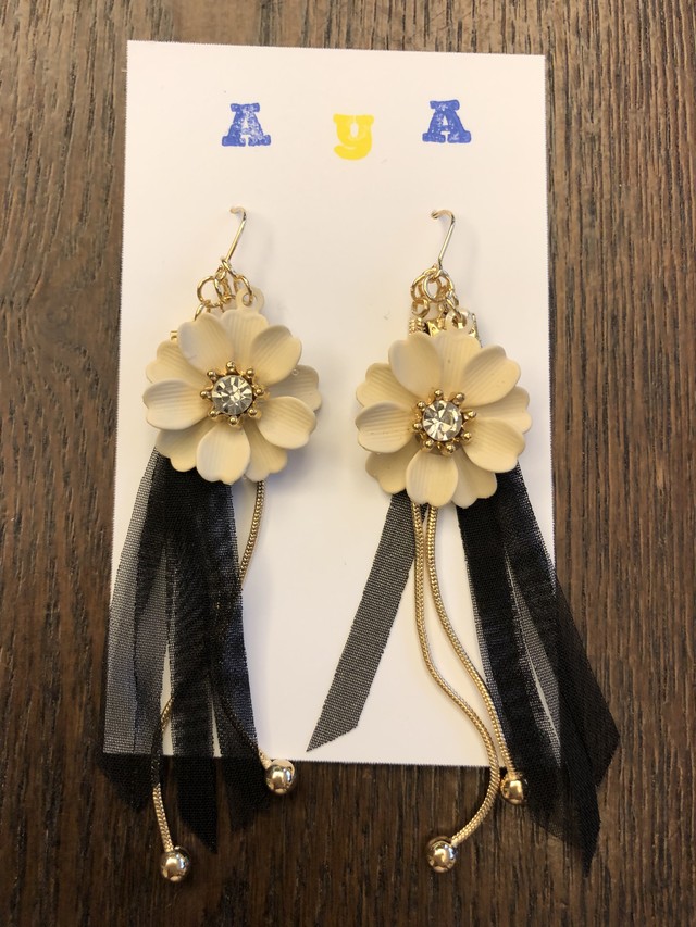フラワーモチーフピアス Aya