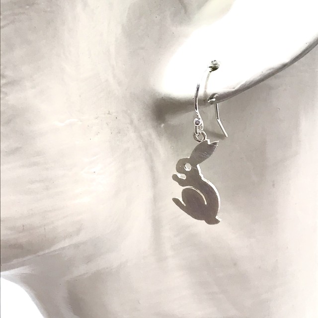 シルバーうさぎシルエット 月見て跳ねるピアス 送料無料 ハンドメイドジュエリーguest