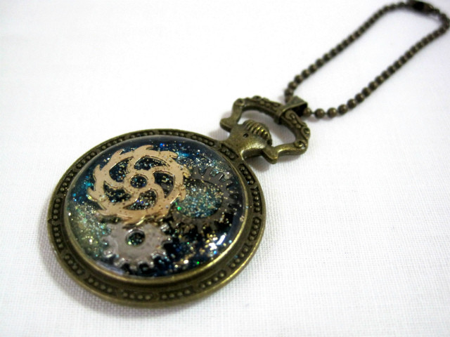 懐中時計型の宇宙と歯車のキーホルダー 星の降る店