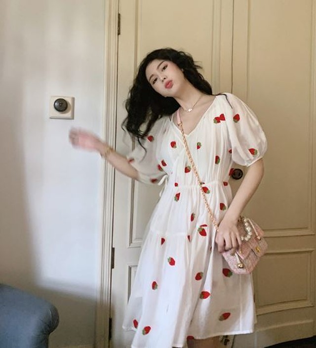 スウィート いちご柄ワンピース 春夏 ホワイト パフスリーブ 半袖 かわいい フレア 人気 ふんわり ショート丈 Aki1270 Fulgeo