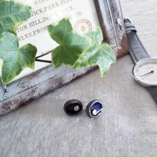 雑誌掲載商品 信楽焼 陶器 夜空 藍 ピアス イヤリング 伝統工芸 シンプル きれいめ お呼ばれ おしゃれ 大人可愛い 秋冬コーデ 藍 インディゴ ワンポイント パール おすすめ 人気 ギフト 誕生日 プレゼント ふぉーちゅなる