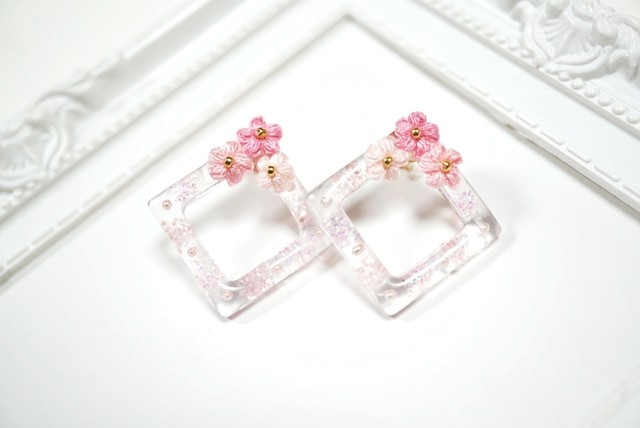 スクエアレジンと刺繍糸のお花の耳飾り 大人かわいいピンクのアクセサリー Akiko Pink