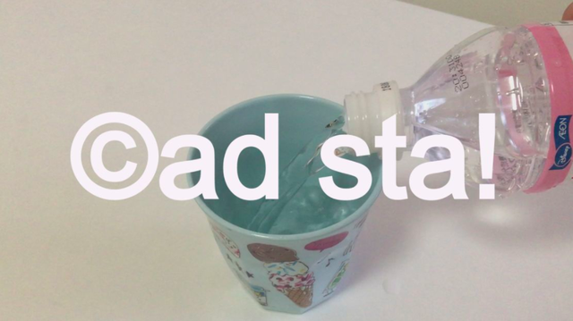 コップに飲み物を注ぐ女性 水 アドスタ