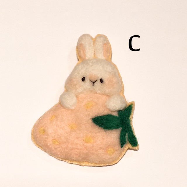 Yumiyan いちごお抱えうさぎさんブローチ 新宿店 ラビットデパートメント Rabbit Department うさぎ雑貨