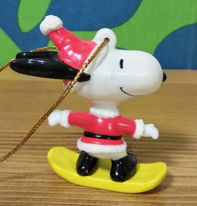 Santa Claus Snoopy On Snowboad Pvc Figure Ornament スノーボードに乗るサンタ スヌーピーpvcフィギュア オーナメント 1980年代 Whitman S クリスマス Peanuts ヴィンテージ Linus Blanket