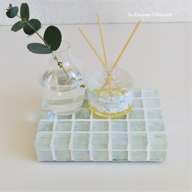 透き通ったクリアカラー ガラスモザイクタイルのディスプレイトレイ Mini タイル雑貨 インユニゾンタイルクラフト