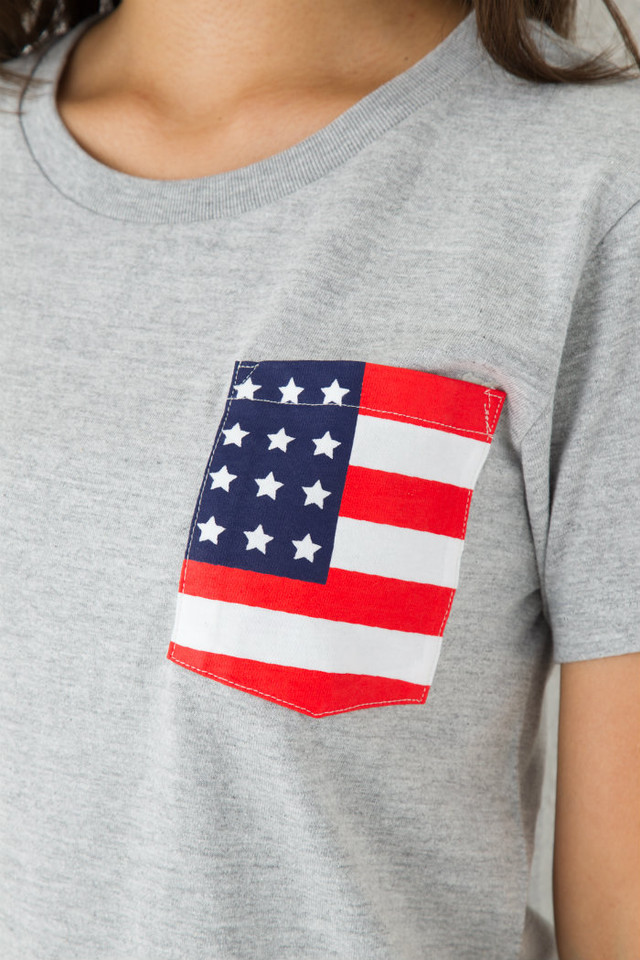 お揃い ペアルック 星条旗 プリント ポケット Tシャツ 長袖 ビックポケット アメリカ Usa 国旗 ギフト Tシャツ 5 6オンス ホワイト Tシャツ通販のgracious Ground お揃い ペアルック 星条旗 プリント ポケット Tシャツ 長袖 ビックポケット アメリカ Usa 国旗 ギフト Tシャツ 5 6オンス ホワイト Tシャツ通販のgracious Ground
