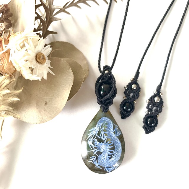 ラブラドライトのマクラメ編みネックレス 龍彫り Crescent 天然石アクセサリーとマクラメ編み教室