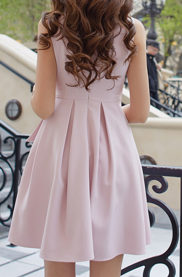 ひざ上丈ドレス ミニ丈 ラウンドネック ノースリーブ ウエストリボン フレア ピンク フェミニン ガーリー カラードレス レディライク エレガント 上品 大人 女子 フォーマル 結婚式 二次会 お呼ばれ パーティ 10代 代 30代 34 La Vie En Rose