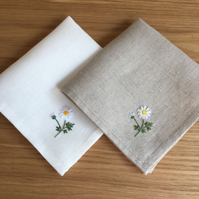 マーガレットの刺繍 ミシン仕立てのリネンハンカチ 名入れ サイズ変更 ハンドメイド 刺繍 ハンカチ ハチの針