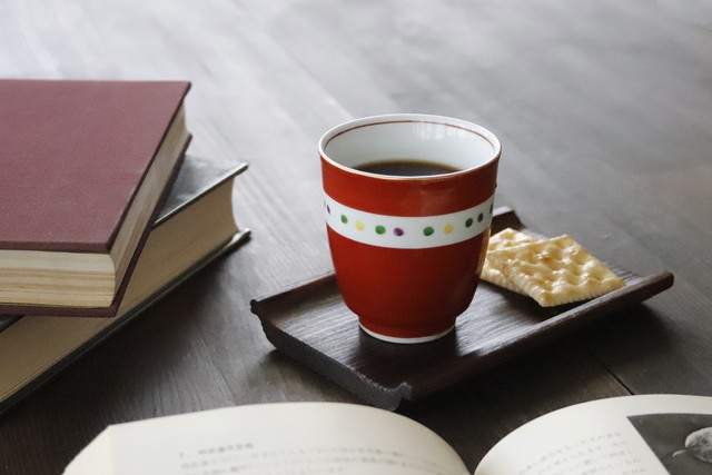 温感湯呑 温感桜 手書きの赤巻き湯呑セット 温度をデザインに 桜 プレゼント 湯飲み お茶 ペアセット カワイイ 赤絵 贈答 丸モ高木陶器 温度をデザインに 美味しいをデザインに