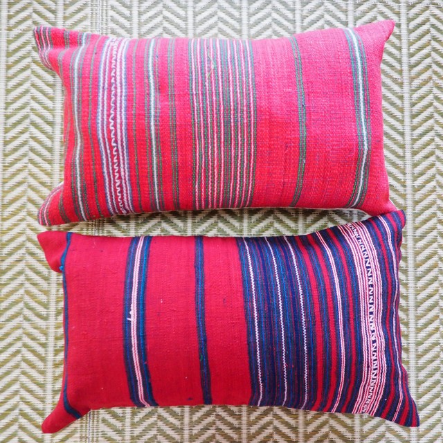 カレン族のミニクッションカバー 藍 赤 Sapibi ミャンマーの手仕事セレクトショップ サーピービー ハンドメイド 布雑貨の通販 エシカルでフェアトレード