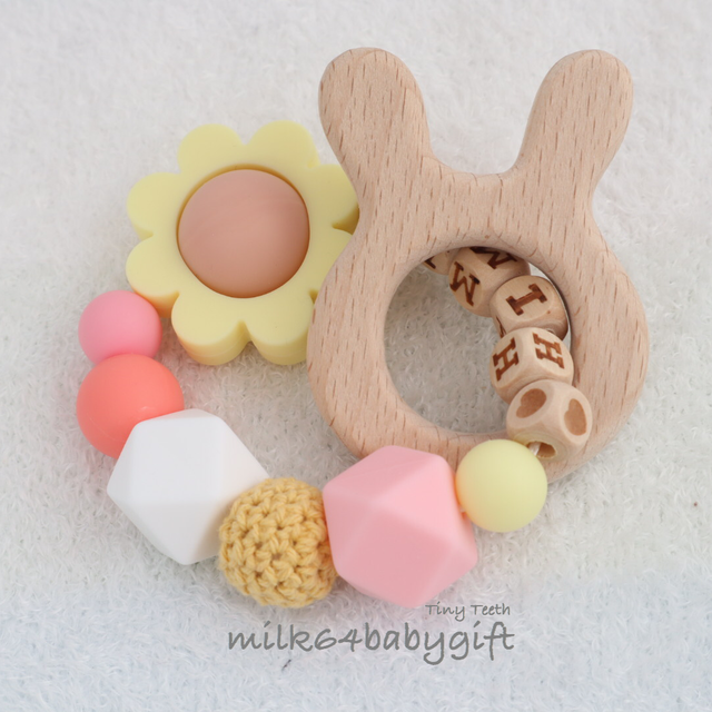 再入荷 名入れ可 選べる天然木パーツ 歯固め イエロー ピンク系 ひまわり ハンドメイド歯固めのお店 Milk64babygift
