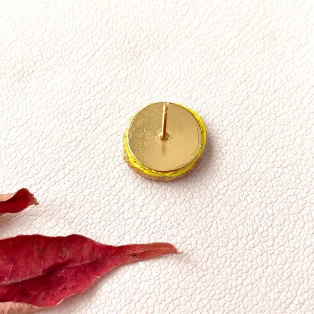 フェイクレザー 合皮 ペイント ピアス 片耳ピアス 遊び心 ポップ デザイン ゴールド カラフル 一点もの マスクok ハンドメイド Coco Iro Crystal Living Art