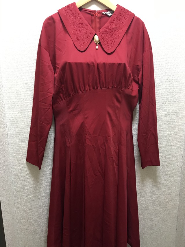 東京ニュースター ウエストラインアシメトリー レトロワンピース 赤 胸元ブローチ付き 大きい襟 セレクト古着 おひさま洋品店 Online