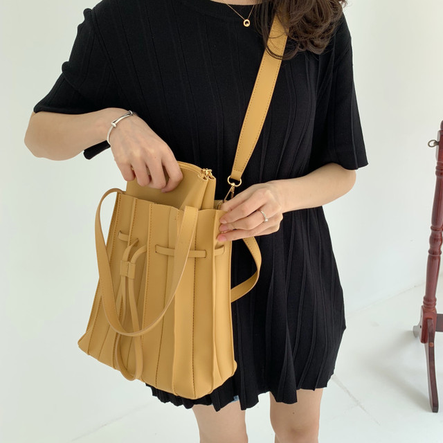 バッグ レディース 秋 カジュアル 6色 インナーポーチつき 2点セット 2セット セットアイテム フェイクレザー プリーツバッグ プリーツ ハンドバッグ ショルダーバッグ 2way ミニサイズ ミニバッグ ミニショルダー 無地 シンプル おしゃれ 人気 トレンド 大人 きれいめ