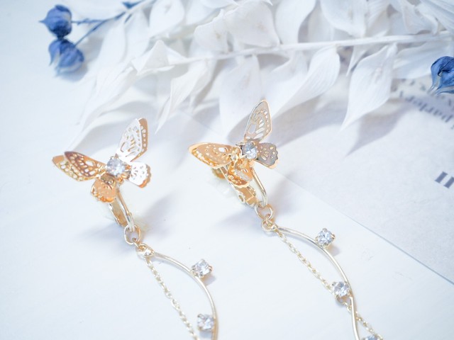 ティンカーベルと魔法の粉 蝶とビジューチェーンイヤリング ピアス 0 00 ゼロスリー
