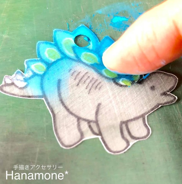 送料無料 手描き ステゴザウルス草食カラー ブローチ Hanamone はなもね
