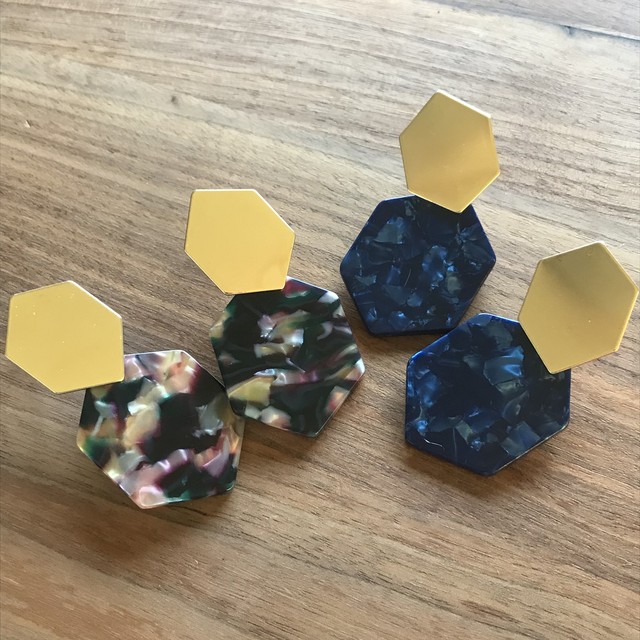 ゴールドとアクリルの六角形デザインピアス Kyogetsudo Jewerly