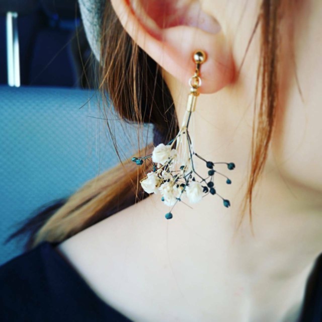 ピアス フォーマルにもオススメ シックなかすみ草ドライフラワー プリザーブドフラワー のブーケピアス イヤリング Hanakanmuri はなかんむり 可愛いピアスやイヤリングが中心の Ecru エクリュ のアトリエ作品のお店