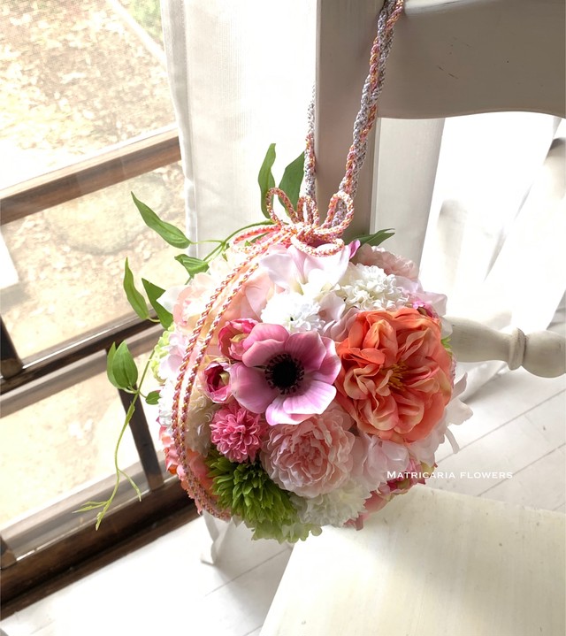 ピンクのアネモネとローズの和装用ボールブーケ Matricaria Flowers