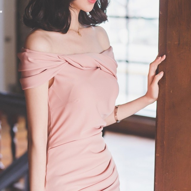 予約販売 結婚式 ワンピース ドレス S M L お呼ばれ 大人 美人 オフショルダー セクシー くすみピンク ブラック ピンクベージュ バックスリット ツイスト ドレープ ミディ丈 パーティー くびれ 上品 Favoritdress